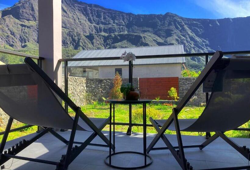 اتاق لوکس با بالکن, La Villa Kazuera