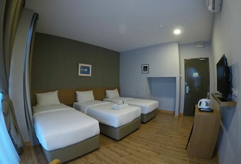 חדר סטנדרט לשלושה, Ariana Iskandar