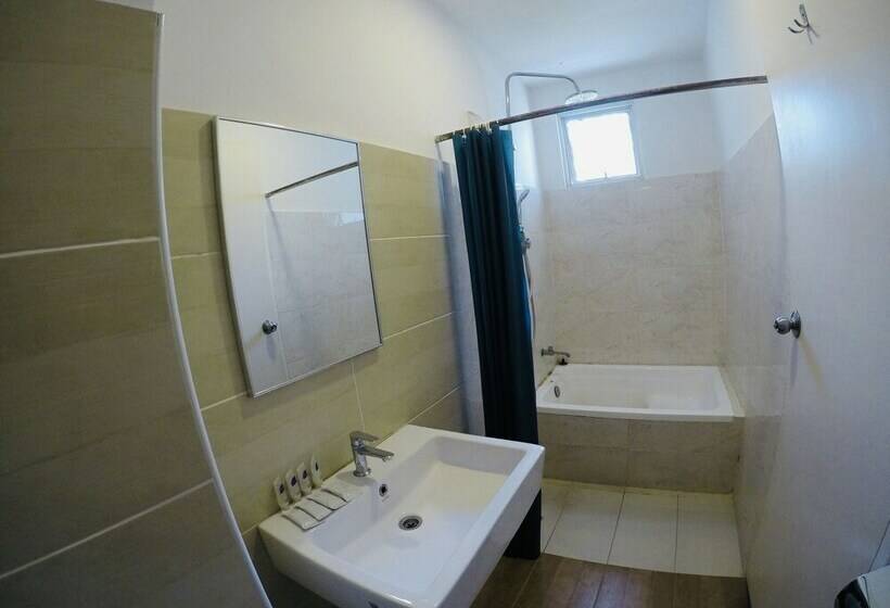 חדר סטנדרט לשלושה, Ariana Iskandar