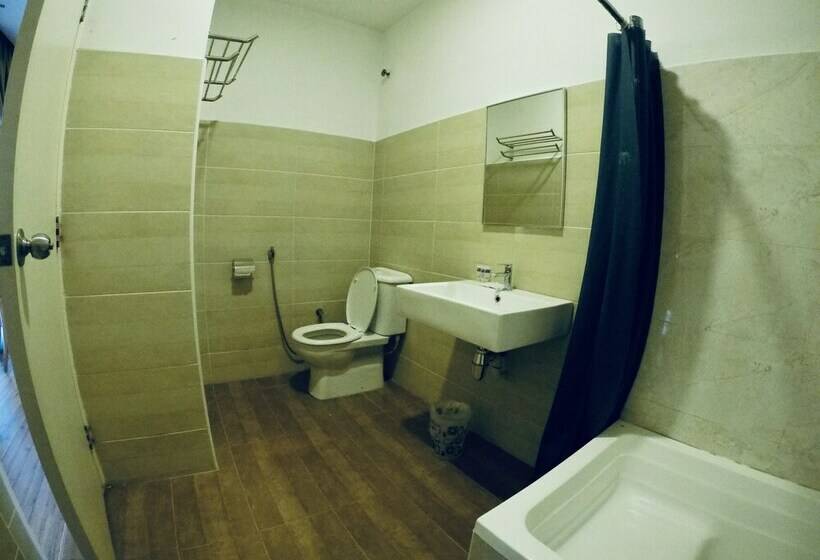 חדר סטנדרט לשלושה, Ariana Iskandar