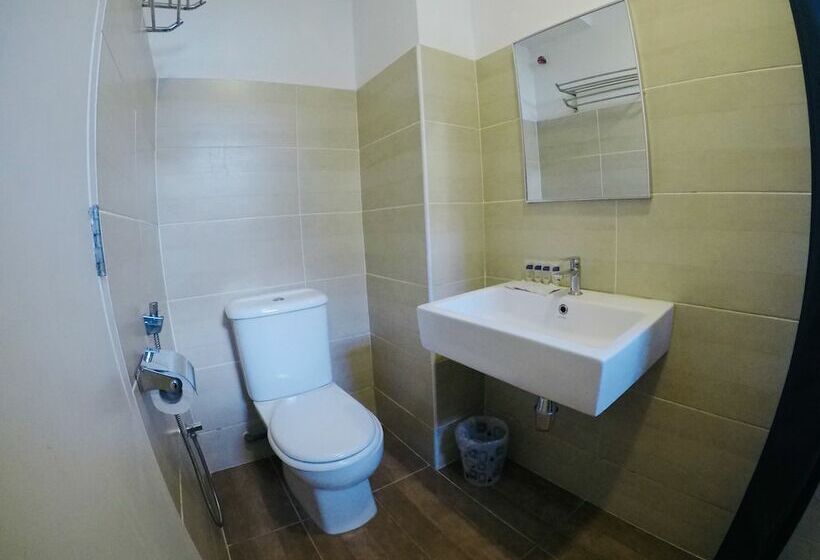 חדר דלוקס לשלושה, Ariana Iskandar