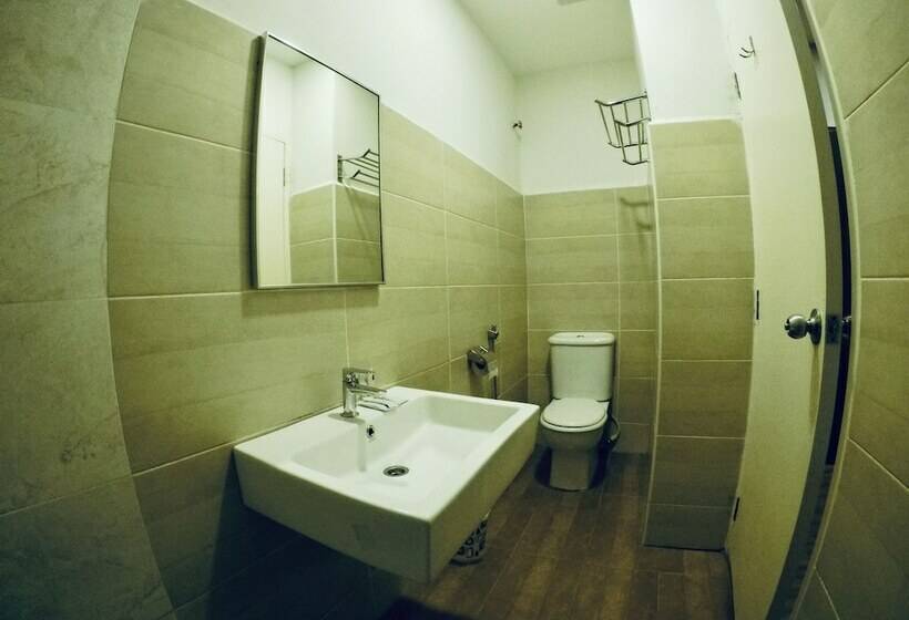 חדר דלוקס לשלושה, Ariana Iskandar