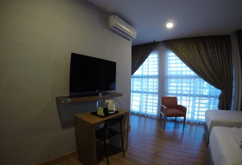 חדר סטנדרט לשלושה, Ariana Iskandar