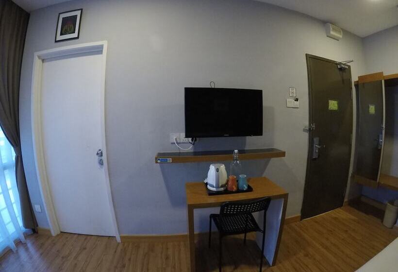 חדר סופריור, Ariana Iskandar