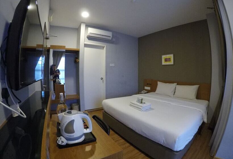 חדר סופריור, Ariana Iskandar