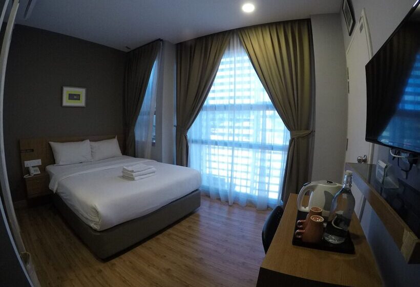 חדר דלוקס, Ariana Iskandar