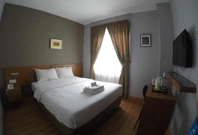 חדר דלוקס, Ariana Iskandar