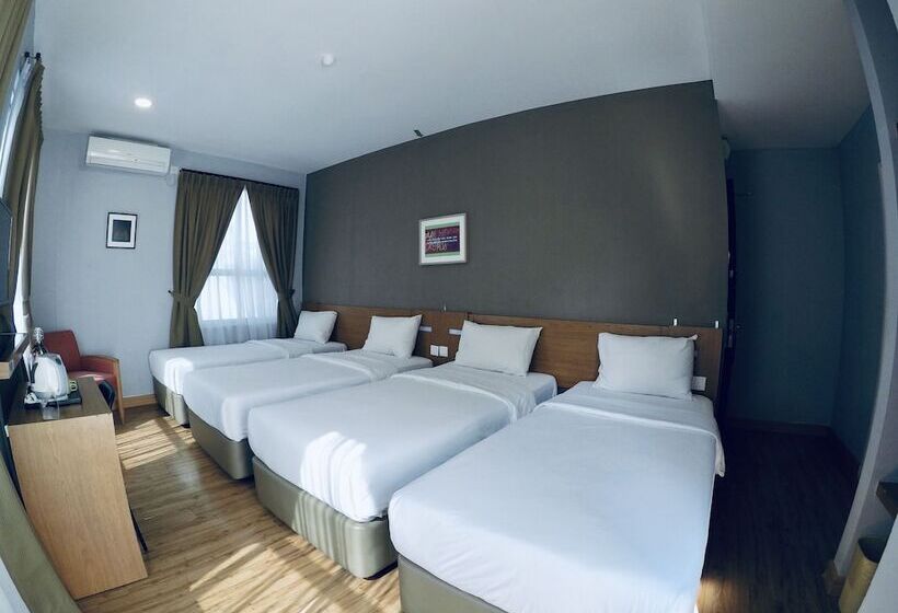 חדר משפחתי, Ariana Iskandar