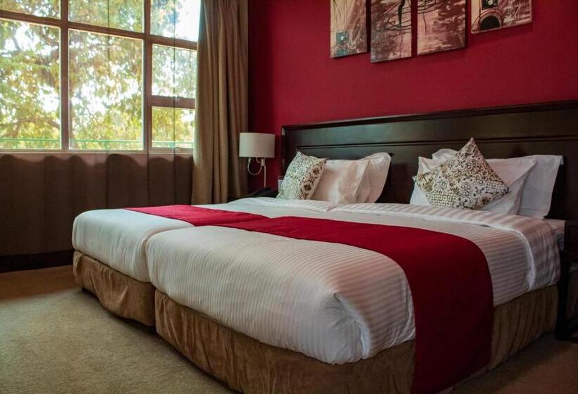 سوییت لوکس, Malville Boutique