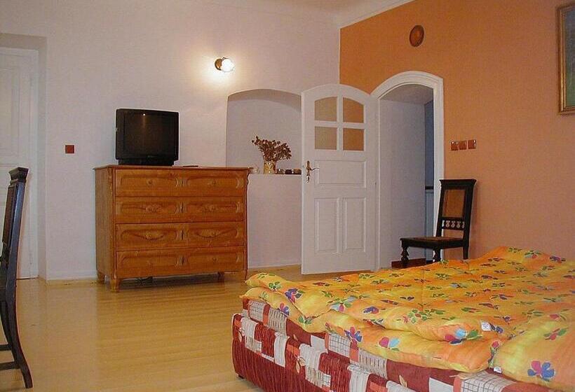 スタンダード4人部屋, Muzeum Lesná:penzion A Camping