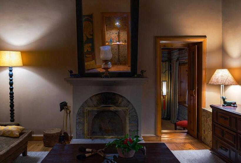 小室, Mary Budden Estate