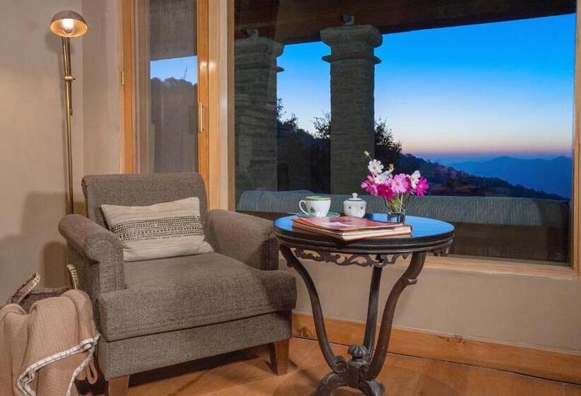 小室, Mary Budden Estate