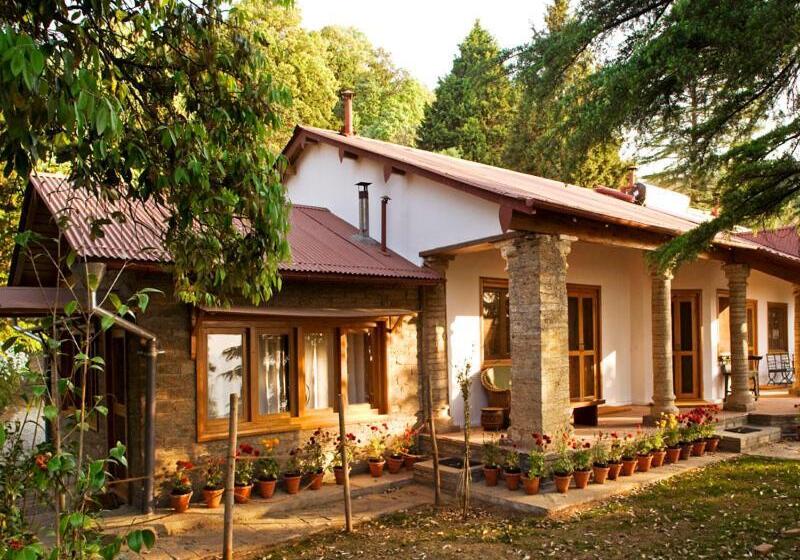 小室, Mary Budden Estate