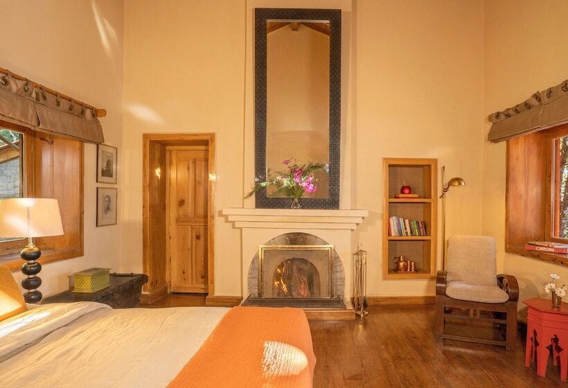 小室, Mary Budden Estate