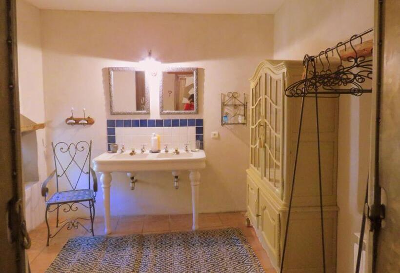 标准间, Les Buis De Lussan