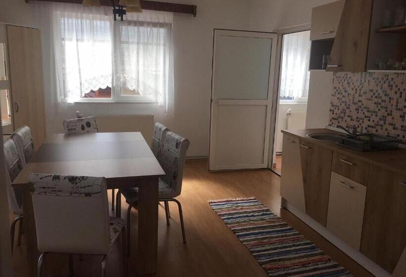 デラックスルーム, Szekeres Vendégház