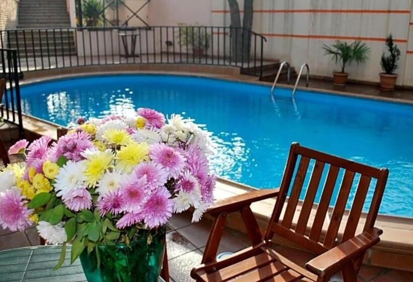 اتاق استاندارد سه نفره, Betssy S Mtatsminda View