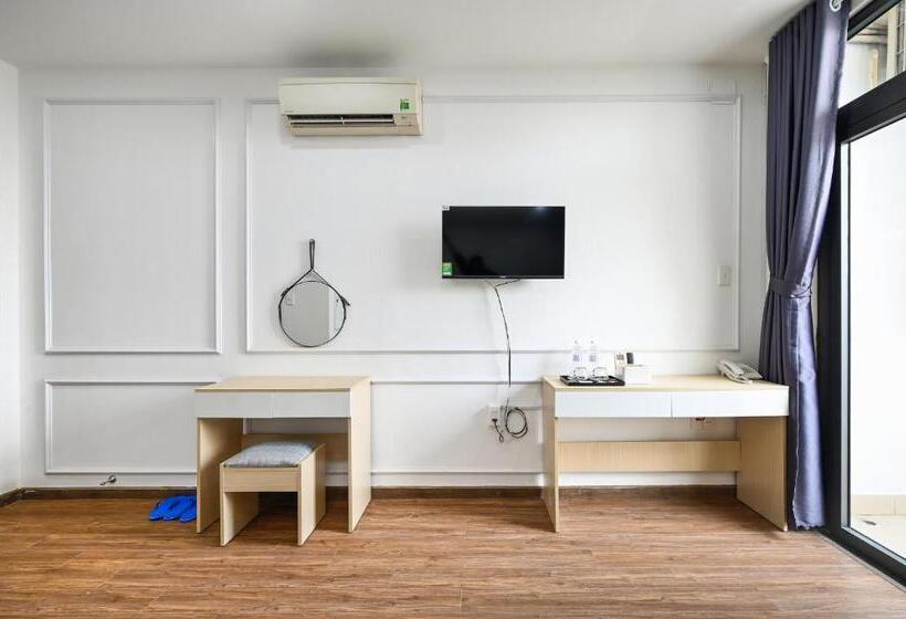 اتاق لوکس, Sunrise Airport