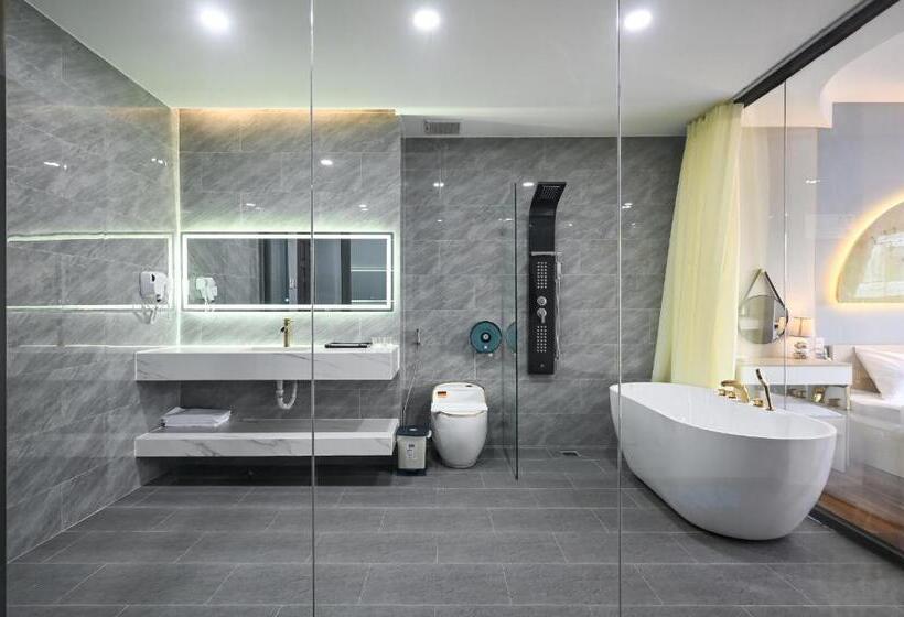 سوییت, Sunrise Airport