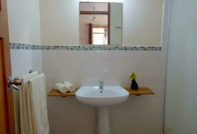 اتاق لوکس سه تخته, Dutchess Hotel And Restaurant