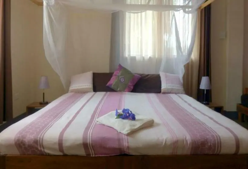 اتاق لوکس سه تخته, Dutchess Hotel And Restaurant