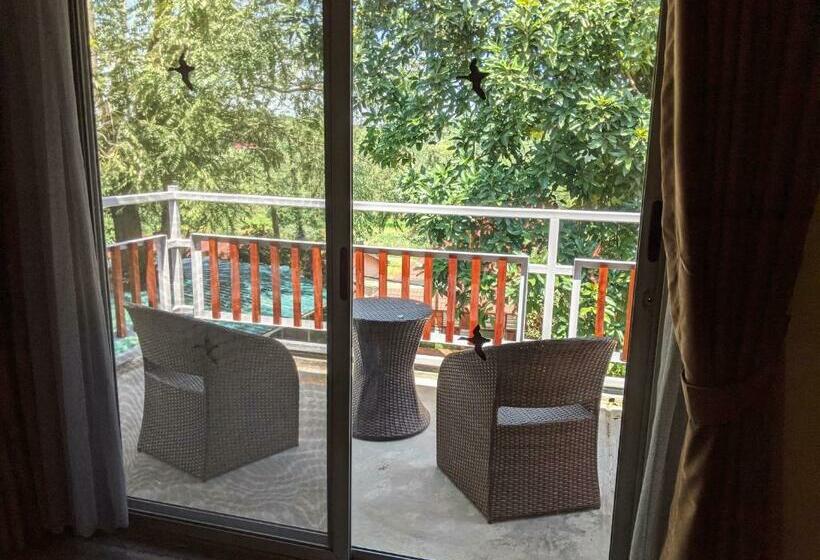 سوئیت با بالکن, Dutchess Hotel And Restaurant