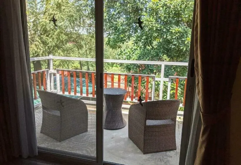 سوئیت با بالکن, Dutchess Hotel And Restaurant