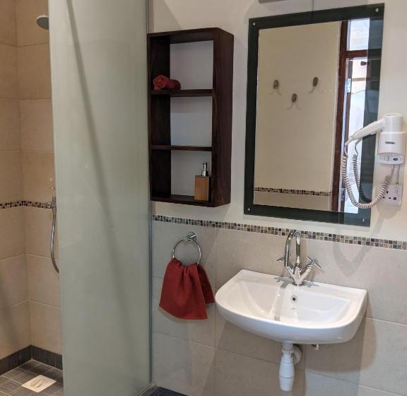 سوئیت با بالکن, Dutchess Hotel And Restaurant