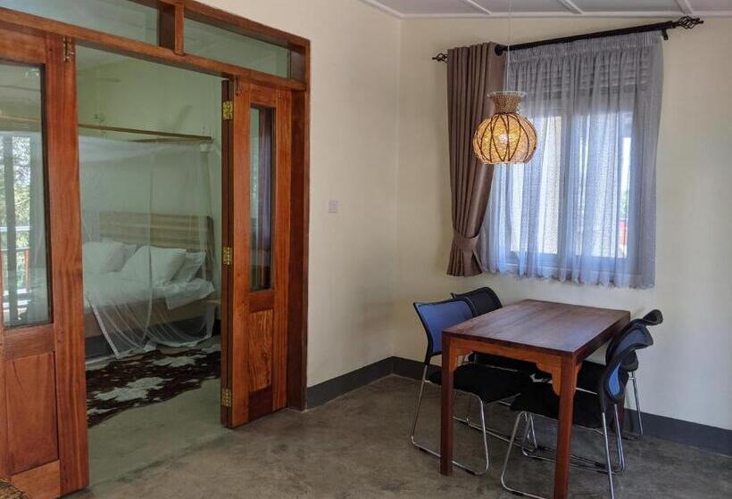 سوئیت با بالکن, Dutchess Hotel And Restaurant