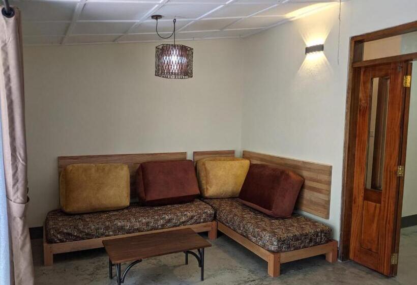 سوئیت با بالکن, Dutchess Hotel And Restaurant