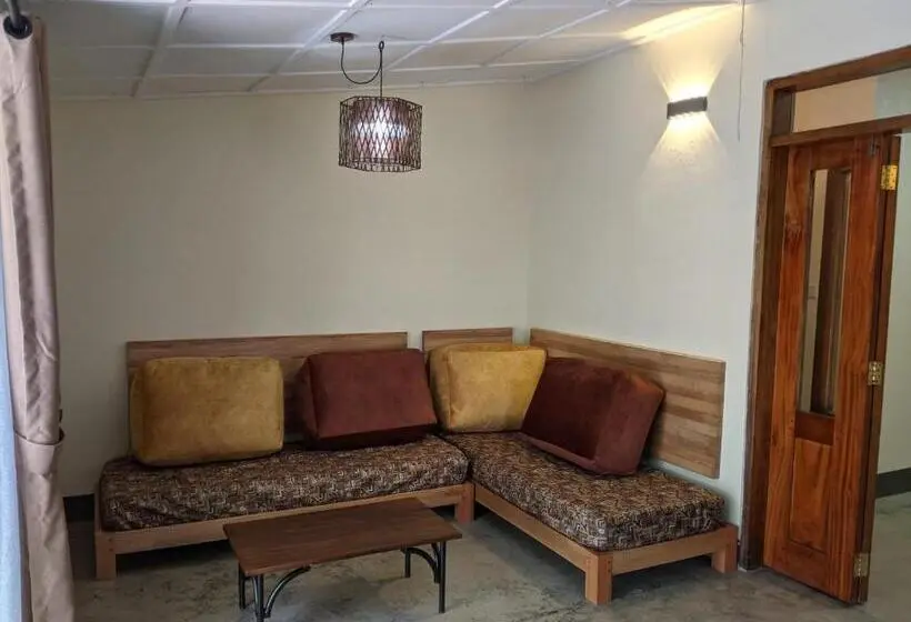سوئیت با بالکن, Dutchess Hotel And Restaurant