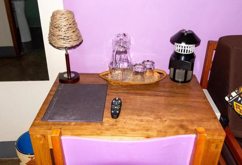 اتاق لوکس سه تخته, Dutchess Hotel And Restaurant