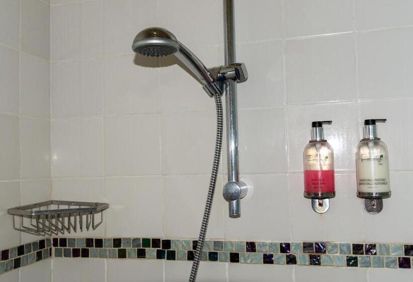 اتاق لوکس سه تخته, Dutchess Hotel And Restaurant