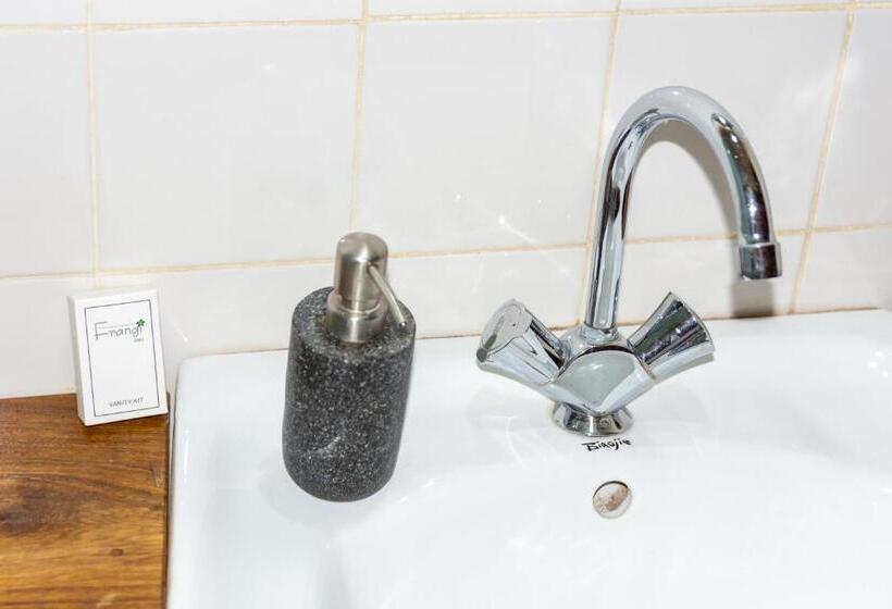 اتاق لوکس سه تخته, Dutchess Hotel And Restaurant