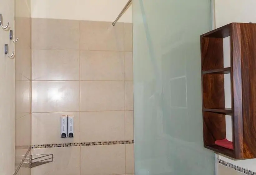 سوئیت با بالکن, Dutchess Hotel And Restaurant