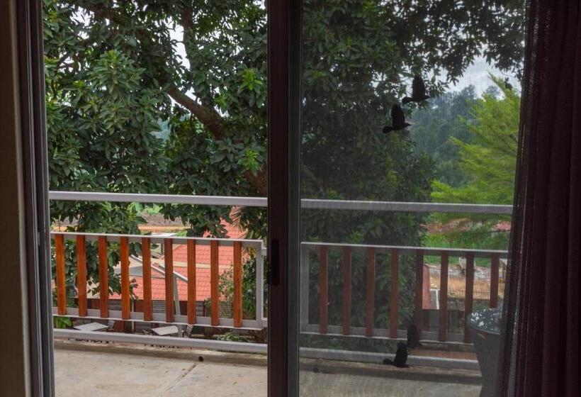 سوئیت با بالکن, Dutchess Hotel And Restaurant