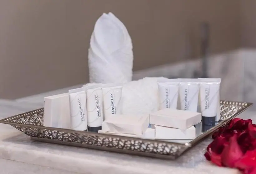اتاق لوکس با چشم‌انداز دریاچه, Flamingo Villas Boutique