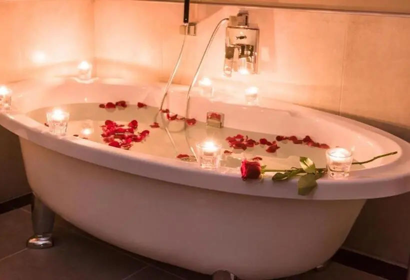 اتاق لوکس با چشم‌انداز دریاچه, Flamingo Villas Boutique