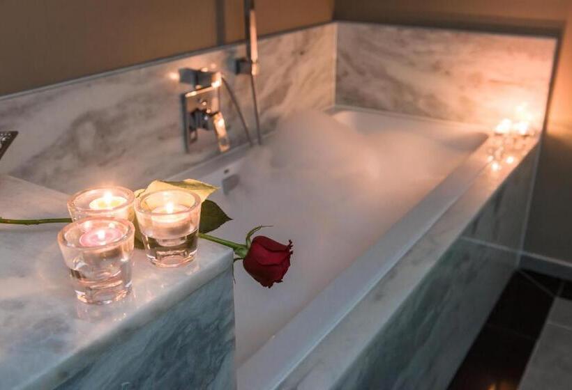 اتاق لوکس با چشم‌انداز دریاچه, Flamingo Villas Boutique