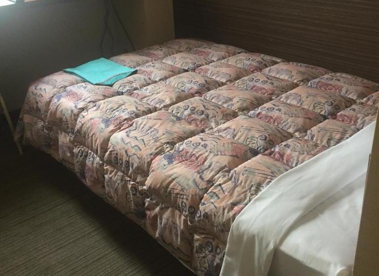 标准单人间, Niihama Hills