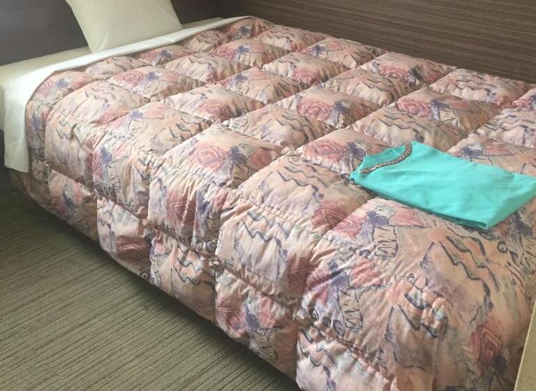 标准单人间, Niihama Hills