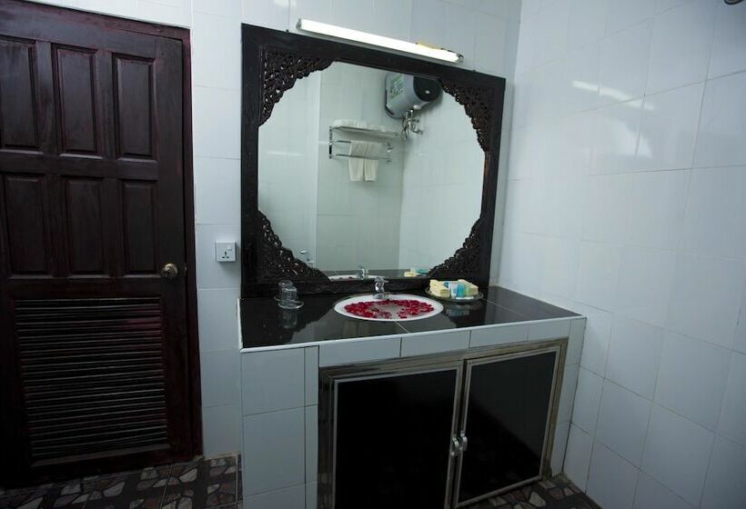 اتاق سوپریور, Thiri Hpa An