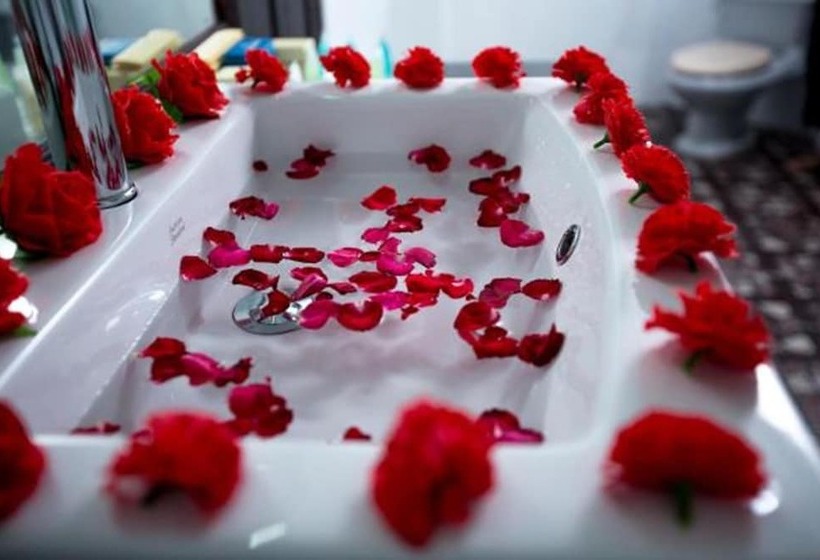 اتاق سوپریور, Thiri Hpa An