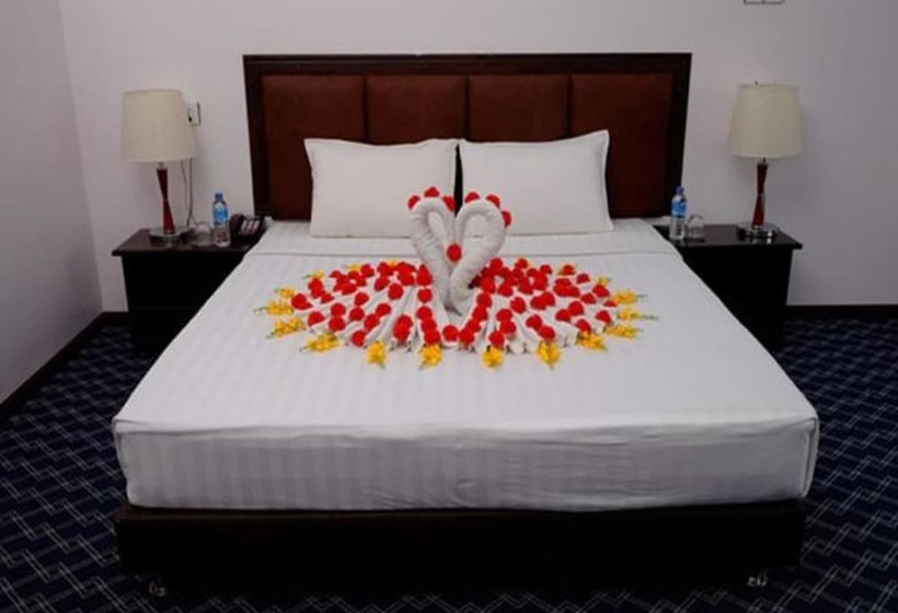 اتاق لوکس, Thiri Hpa An