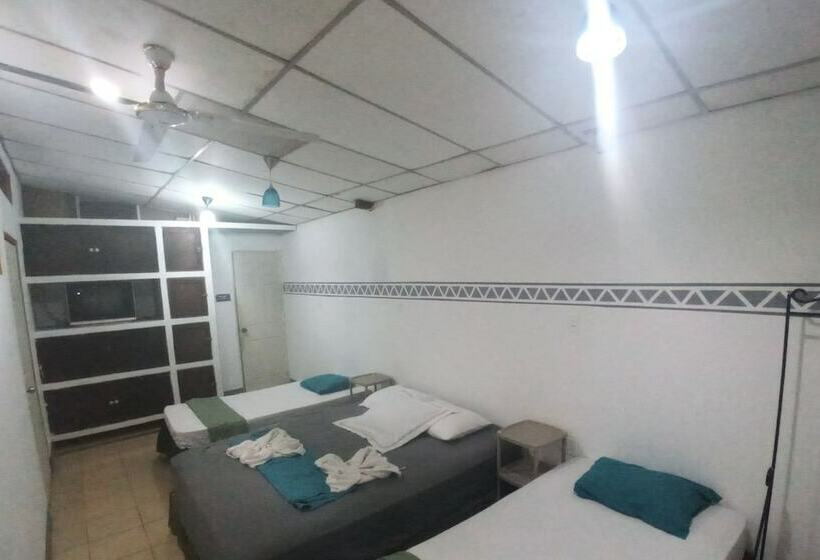 스탠다드 트리플 룸, Hostal Ruinas De San Sebastián