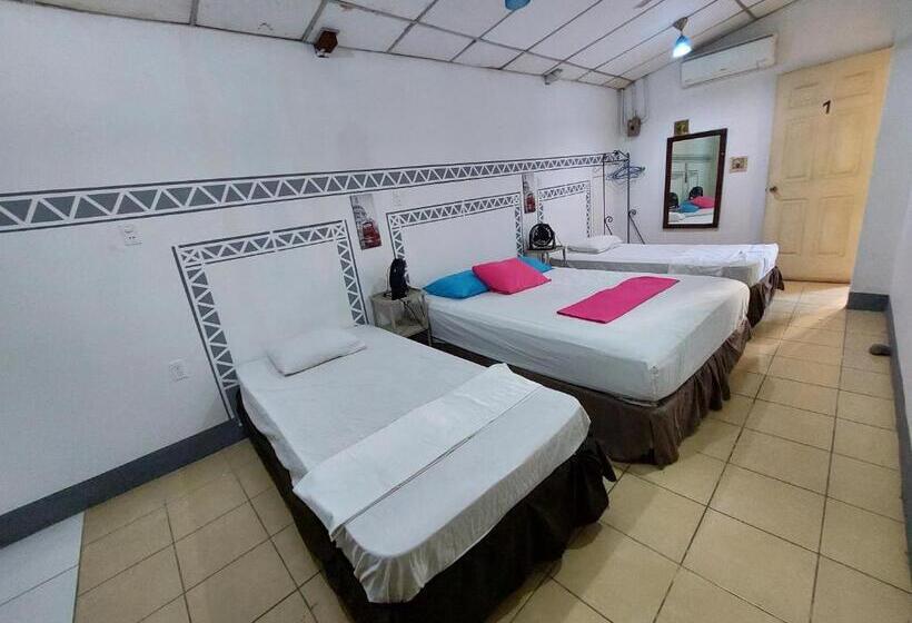 스탠다드 트리플 룸, Hostal Ruinas De San Sebastián