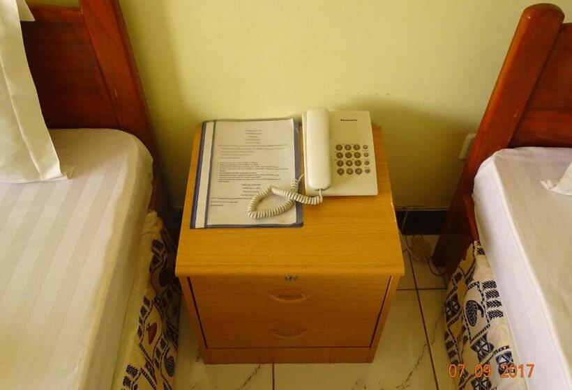 اتاق اکونومی یک تخته, Panama Inn