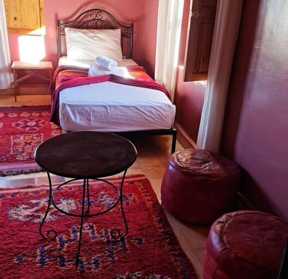 חדר סטנדרט לשלושה, Chez Laila