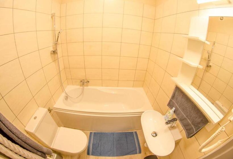 جناح ديلوكس, Kolibri Panzió