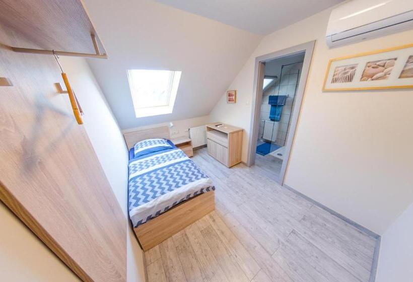 غرفة قياسية فردية, Kolibri Panzió